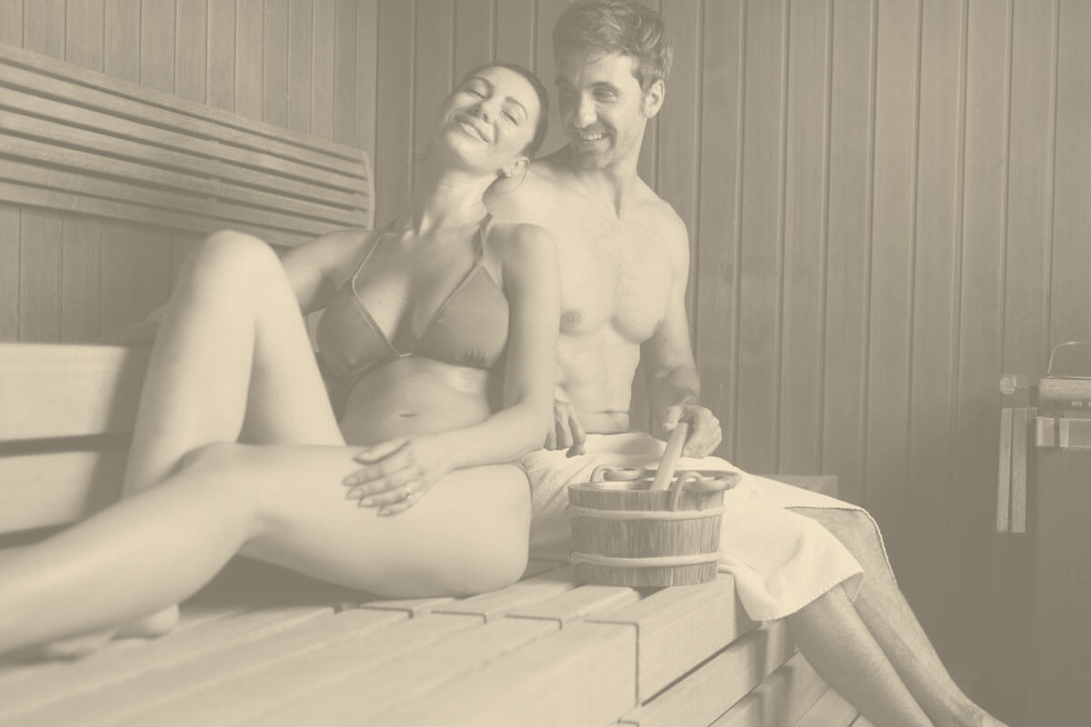 ZONE Private Health Club - Finska Sauna Finska sauna predstavlja suvi vid saune sa niskom vlažnošću 10–15% i visokom temperaturom od 80°C do 100°C. Temperatura se povećava sa visinom klupa na kojima se sedi.