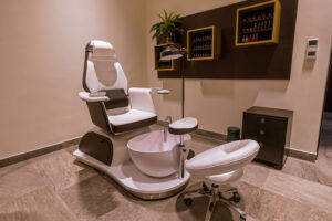 ZONE Private Health Club - SPA Manikin i pedikir Naš tim manikir i pedikir specijalista nudi vam bogat izbor usluga uz široku paletu proizvoda luksuznog brenda Luxio.