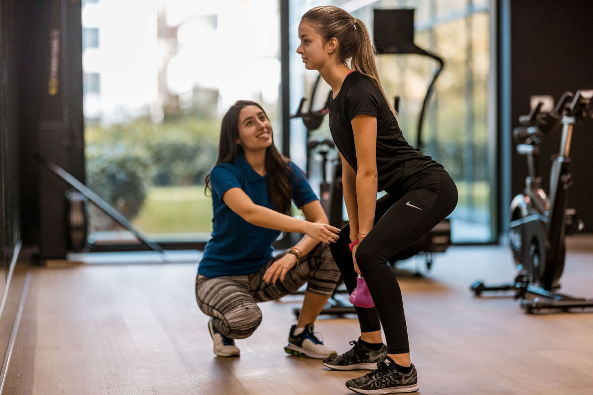 ZONE Private Health Club - Personal treninzi Individualni treninzi sa ličnim trenerom, na kojima vežbač i trener zajedničkim snagama idu ka dogovorenom cilju. Na putu do boljeg zdravlja, izgleda, kao i razvoja snage i kondicije personalni trening pruža potpunu posvećenost trenera. Svaki trening posebno je oblikovan za svakog vežbača na osnovu prethodno utvrđenih želja i ciljeva uz prilagođavanje načina života. Fitness Zone teretana opremljena je spravama i rekvizitima brendova Hammer Strenght i Life Fitness poslednje generacije. Fitness Zone profesionalni treneri nastoje da Vas svojim iskustvom na najzdraviji i najefikasniji način dovedu do željenog cilja.