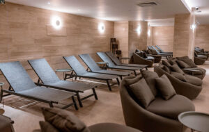 ZONE Private Health Club - Bazen ZONE Private Health Club nudi prelivni bazen impresivnih dimenzija: dužina 23m, širina 7m i dubina 160cm. Filtraciji vode u bazenu je dat veliki znacaj. Kompletna zapremina vode u bazenu isfiltrira se za 3,3 casa,uz minimalne utroske hemikalija koje obezbedjuju bakteriolosku sigurnost vode. Voda u bazenu je uvek u okvirima prijatne temperature 27–29°C čineći ga idealnim za sve koji žele da se rekreiraju ili profesionalno plivaju. Za potpuni doživljaj komfora pored bazena su dodate i udobne ležaljke i fotelje.