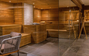 ZONE Private Health Club - Bio Sauna Blaža verzija finske saune sa povećanom vlažnošću od oko 40–60% i temperaturom od 40–60°C. Prepoznatljiva je po tome što imitira uslove klime u tropskoj šumi. Ugodna temperatura i umerena vlažnost vazduha pružaju idealnu sredinu za opuštanje. Delujući na relaksiranje mišića, para se oplemenjuje mirisom eteričnih ulja, što naročito ima pozitivan učinak na čišćenje kože i disajne puteve.