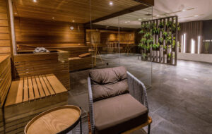 ZONE Private Health Club - Bio Sauna Blaža verzija finske saune sa povećanom vlažnošću od oko 40–60% i temperaturom od 40–60°C. Prepoznatljiva je po tome što imitira uslove klime u tropskoj šumi. Ugodna temperatura i umerena vlažnost vazduha pružaju idealnu sredinu za opuštanje. Delujući na relaksiranje mišića, para se oplemenjuje mirisom eteričnih ulja, što naročito ima pozitivan učinak na čišćenje kože i disajne puteve.