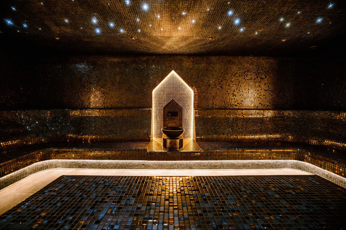 ZONE Private Health Club - Hamam Hamam, poznat i kao parno ili tursko kupatilo, vrsta je saune u kojoj je zastupljena visoka vlažnost vazduha (100%). Tursko kupatilo najpodobnije je za čišćenje (detoksikaciju) organizma, za oslobađanje od napetosti, sticanje nove snage, kao i za poboljšanje opšteg fizičkog i mentalnog blagostanja. Naročito se preporučuje kod respirartornih infekcija, astme, problema sa disanjem i slično. Zbog visoke vlažnosti unutar prostorije, u Hamam se ulazi samo u kupaćem kostimu.
