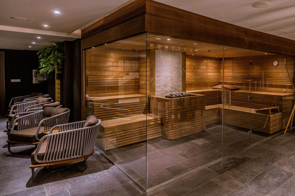 ZONE Private Health Club - Herbal Sauna Herbalna sauna sa mirisom organskih biljnih ulja predstavlja idealnu kombinaciju tropske klime s aromatičnim mirisima s efektom potpunog opuštanja. Preporučeno vreme boravka duže je od boravka u suvoj finskoj sauni i zavisi od subjektivnog osećaja korisnika.
