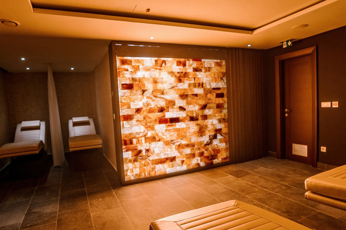 ZONE Private Health Club - Relax Room Relaks soba je prijatna, topla prostorija sa himalajskim zidom i specijalno dizajniranim tepidarijumima sa temperaturom od 37°C do 39°C. Udoban dizajn i optimalna temperatura garantuju maksimalan užitak za čitavo telo. Himalajska so predstavlja jedan od najkvalitetnijih oblika prirodne soli. Slana soba sadrži kontrolisane čestice (visok nivo) negativnih jona koji imaju antibakterijsko i antivirusno dejstvo.