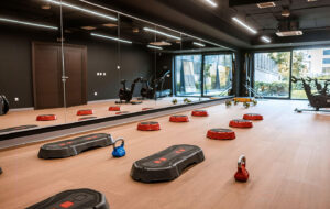 ZONE Private Health Club - Teretana Fitness Zone proteže se na preko 350m2 i opremljena je najnovijom Life Fitness i Hammer Strength profesionalnom opremom. Predstavlja savršen izbor za sve koji žele da poboljšaju svoju fizičku kondiciju i pozitivno utiču na svoje zdravlje. Na raspolaganju su najrazličitije vrste profesionalnih sprava – od kardiovaskularnih do multifunkcionalnih. Svaki korisnik ima mogućnost da samostalno odabere vrstu treninga koji želi da radi – bilo da se radi o vežbama za snagu, kardio treningu ili vežbama za poboljšanje fleksibilnosti. Sa divnim pogledom na uređeni vrt, Fitness Zone dodatno motiviše svoje članove pružajući prijatan ambijent za vežbanje. Pored profesionalne opreme za vežbanje, dostupan je i stručan tim trenera koji su tu za Vas kako biste dobili sve potrebne savete i podršku u ostvarivanju svojih ciljeva.