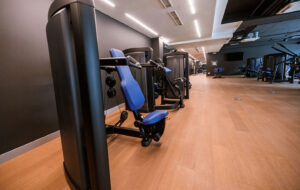 ZONE Private Health Club - Teretana Fitness Zone proteže se na preko 350m2 i opremljena je najnovijom Life Fitness i Hammer Strength profesionalnom opremom. Predstavlja savršen izbor za sve koji žele da poboljšaju svoju fizičku kondiciju i pozitivno utiču na svoje zdravlje. Na raspolaganju su najrazličitije vrste profesionalnih sprava – od kardiovaskularnih do multifunkcionalnih. Svaki korisnik ima mogućnost da samostalno odabere vrstu treninga koji želi da radi – bilo da se radi o vežbama za snagu, kardio treningu ili vežbama za poboljšanje fleksibilnosti. Sa divnim pogledom na uređeni vrt, Fitness Zone dodatno motiviše svoje članove pružajući prijatan ambijent za vežbanje. Pored profesionalne opreme za vežbanje, dostupan je i stručan tim trenera koji su tu za Vas kako biste dobili sve potrebne savete i podršku u ostvarivanju svojih ciljeva.