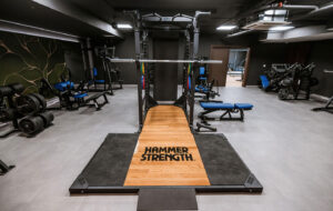 ZONE Private Health Club - Teretana Fitness Zone proteže se na preko 350m2 i opremljena je najnovijom Life Fitness i Hammer Strength profesionalnom opremom. Predstavlja savršen izbor za sve koji žele da poboljšaju svoju fizičku kondiciju i pozitivno utiču na svoje zdravlje. Na raspolaganju su najrazličitije vrste profesionalnih sprava – od kardiovaskularnih do multifunkcionalnih. Svaki korisnik ima mogućnost da samostalno odabere vrstu treninga koji želi da radi – bilo da se radi o vežbama za snagu, kardio treningu ili vežbama za poboljšanje fleksibilnosti. Sa divnim pogledom na uređeni vrt, Fitness Zone dodatno motiviše svoje članove pružajući prijatan ambijent za vežbanje. Pored profesionalne opreme za vežbanje, dostupan je i stručan tim trenera koji su tu za Vas kako biste dobili sve potrebne savete i podršku u ostvarivanju svojih ciljeva.