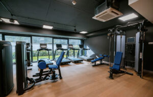 ZONE Private Health Club - Teretana Fitness Zone proteže se na preko 350m2 i opremljena je najnovijom Life Fitness i Hammer Strength profesionalnom opremom. Predstavlja savršen izbor za sve koji žele da poboljšaju svoju fizičku kondiciju i pozitivno utiču na svoje zdravlje. Na raspolaganju su najrazličitije vrste profesionalnih sprava – od kardiovaskularnih do multifunkcionalnih. Svaki korisnik ima mogućnost da samostalno odabere vrstu treninga koji želi da radi – bilo da se radi o vežbama za snagu, kardio treningu ili vežbama za poboljšanje fleksibilnosti. Sa divnim pogledom na uređeni vrt, Fitness Zone dodatno motiviše svoje članove pružajući prijatan ambijent za vežbanje. Pored profesionalne opreme za vežbanje, dostupan je i stručan tim trenera koji su tu za Vas kako biste dobili sve potrebne savete i podršku u ostvarivanju svojih ciljeva.