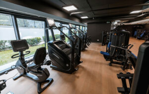 ZONE Private Health Club - Teretana Fitness Zone proteže se na preko 350m2 i opremljena je najnovijom Life Fitness i Hammer Strength profesionalnom opremom. Predstavlja savršen izbor za sve koji žele da poboljšaju svoju fizičku kondiciju i pozitivno utiču na svoje zdravlje. Na raspolaganju su najrazličitije vrste profesionalnih sprava – od kardiovaskularnih do multifunkcionalnih. Svaki korisnik ima mogućnost da samostalno odabere vrstu treninga koji želi da radi – bilo da se radi o vežbama za snagu, kardio treningu ili vežbama za poboljšanje fleksibilnosti. Sa divnim pogledom na uređeni vrt, Fitness Zone dodatno motiviše svoje članove pružajući prijatan ambijent za vežbanje. Pored profesionalne opreme za vežbanje, dostupan je i stručan tim trenera koji su tu za Vas kako biste dobili sve potrebne savete i podršku u ostvarivanju svojih ciljeva.